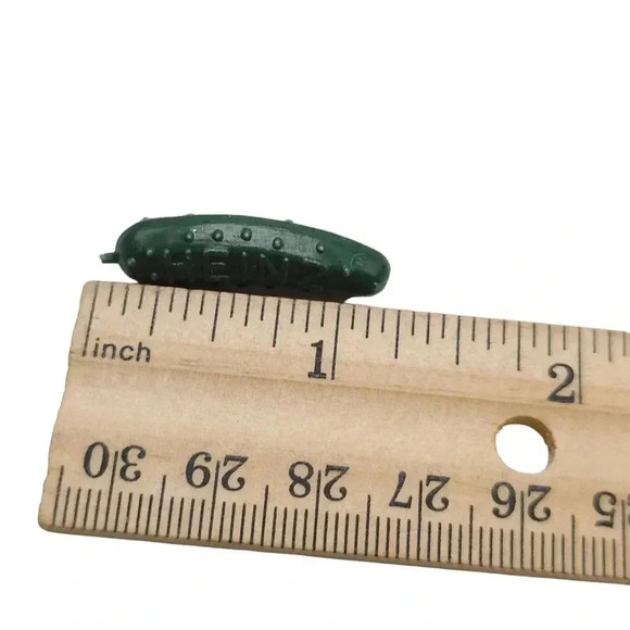 Heinz Green Pickle Acrylic Brooch Pin Vintage - Picture 4 of 4
